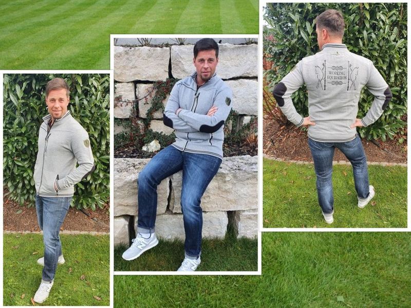 Über 75 % Rabatt! Herren Sweat- Jacke mit zahlreichen Details und Working Equitation- Motiv am Rücken aus der J. Gaul Kollektion in grau- melange in den Größen S- XXL! Bisher 99,90 €, jetzt 24,90 € Über 75 % Rabatt! Herren Sweat- Jacke mit zahlreichen Details und Working Equitation- Motiv am Rücken aus der J. Gaul Kollektion in grau- melange in den Größen S- XXL! Bisher 99,90 €, jetzt 24,90 €