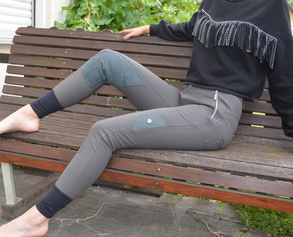 Über 35% Rabatt!! Damen Mikrofaser- Stiefelreithose mit Echtleder- Kniebesatz und angenehmen Formbund in der Farbe grau-oliv. Preis regulär: 219.- Euro; Jetzt nur