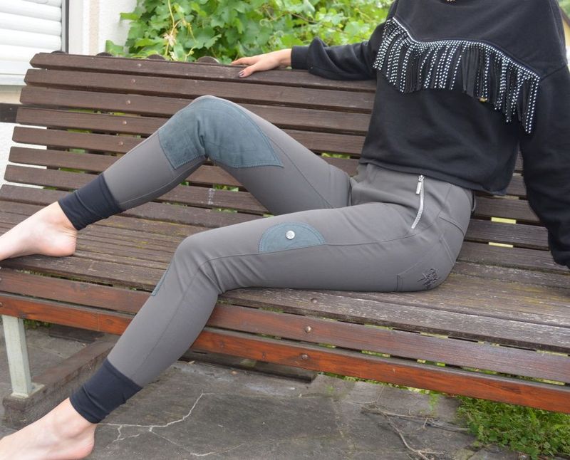 Über 35% Rabatt!! Damen Mikrofaser- Stiefelreithose mit Echtleder- Kniebesatz und angenehmen Formbund in der Farbe grau-oliv. Preis regulär: 219.- Euro; Jetzt nur Über 35% Rabatt!! Damen Mikrofaser- Stiefelreithose mit Echtleder- Kniebesatz und angenehmen Formbund in der Farbe grau-oliv. Preis regulär: 219.- Euro; Jetzt nur