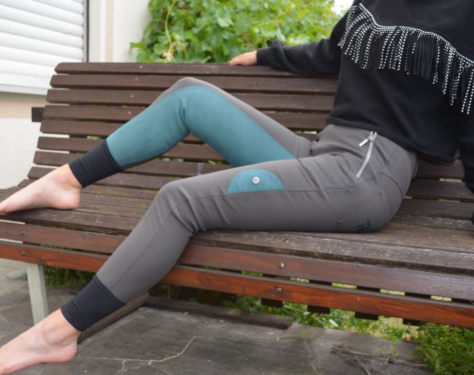 Über 26% Rabatt!! Damen Mikrofaser- Stiefelreithose mit Echtlederbesatz und angenehmen Formbund in der Farbe grau-oliv. Preis regulär: 229.- Euro; Jetzt nur