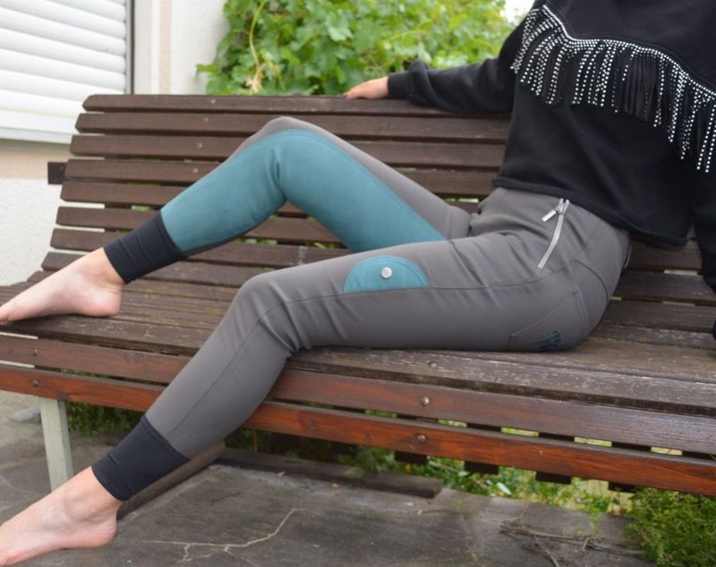 Über 26% Rabatt!! Damen Mikrofaser- Stiefelreithose mit Echtlederbesatz und angenehmen Formbund in der Farbe grau-oliv. Preis regulär: 229.- Euro; Jetzt nur Über 26% Rabatt!! Damen Mikrofaser- Stiefelreithose mit Echtlederbesatz und angenehmen Formbund in der Farbe grau-oliv. Preis regulär: 229.- Euro; Jetzt nur