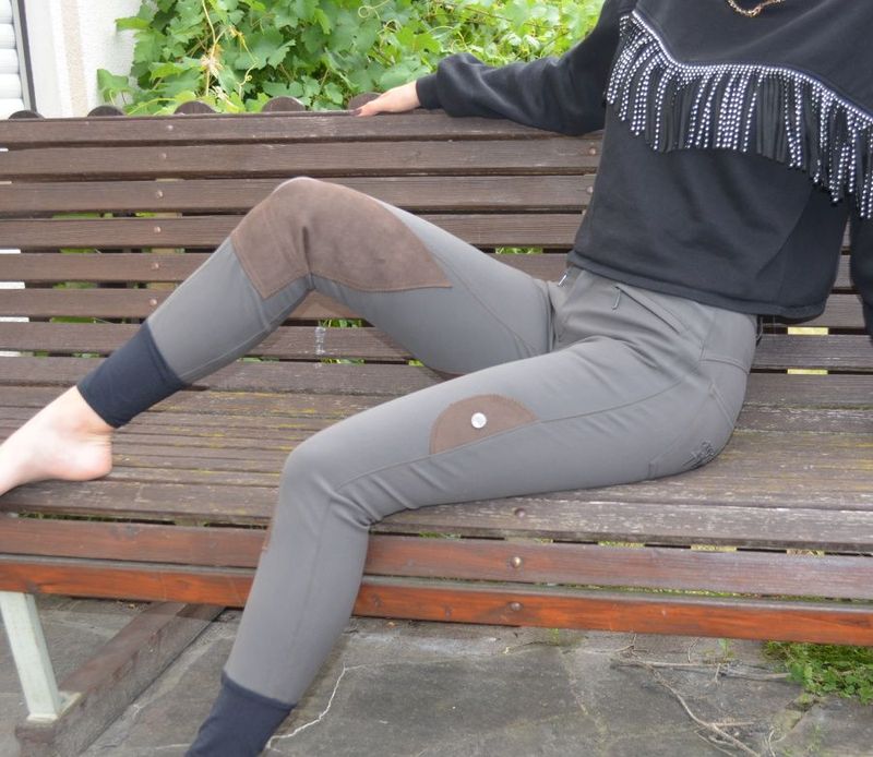 Über 25% Rabatt!! Damen Mikrofaser- Stiefelreithose mit Echtleder- Patches- Besatz und angenehmen Formbund in der Farbe grau-oliv. Preis regulär: 235.- Euro; Jetzt nur Über 25% Rabatt!! Damen Mikrofaser- Stiefelreithose mit Echtleder- Patches- Besatz und angenehmen Formbund in der Farbe grau-oliv. Preis regulär: 235.- Euro; Jetzt nur