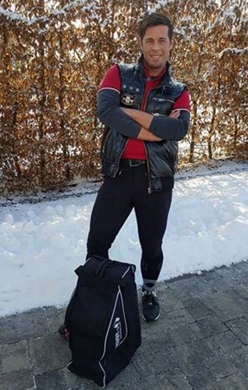 Herren- Sommer- Stiefel- oder Jodhpur- Reithose aus dem neuen bielastischem Med- Shape- Stoff mit Echt- oder- Kunstlederbesatz, in versch. Varianten und Farben ind. gestalten! Auch als Bundfalte erh. Herren- Sommer- Stiefel- oder Jodhpur- Reithose aus dem neuen bielastischem Med- Shape- Stoff mit Echt- oder- Kunstlederbesatz, in versch. Varianten und Farben ind. gestalten! Auch als Bundfalte erh.
