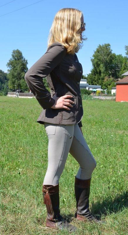 Damen- Reit- Jacket Damen- Reit- Jacket "SILJA" oder "JOHANNA", mit Stehkragen oder Revers, aus edlem Sommersoftshell für fast alle Reitweisen, da frei Konfigurierbar. Maßanfertigung incl. Sprecht uns an!!
