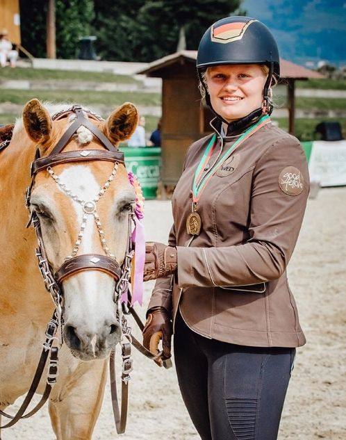 Damen- Reit- Jacket "JOHANNA" aus edlem SOFTSHELL- Sommerstoff; Ideal für Working Equitation und andere Reitweisen. Frei konfigurierbar und Maßanfertigung im Preis dabei. Sprecht uns an!!
