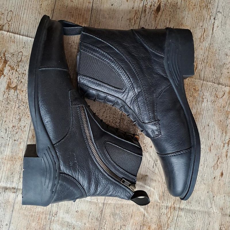 Über 30% Rabatt// goodfellow Stiefelette, Echtleder in schwarz mit seitlichen Elastikeinsätzen und Reißverschluß seitlich!! Bisher 129.- Euro; Jetzt.... Über 30% Rabatt// goodfellow Stiefelette, Echtleder in schwarz mit seitlichen Elastikeinsätzen und Reißverschluß seitlich!! Bisher 129.- Euro; Jetzt....