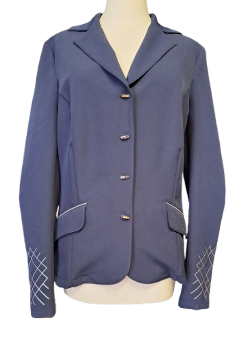 Hochelastisches, extrem leichtes Damen- Reit- Jacket von Cavalliera in marine mit silbernen Applikationen und Paspeln, in Größen S und L Hochelastisches, extrem leichtes Damen- Reit- Jacket von Cavalliera in marine mit silbernen Applikationen und Paspeln, in Größen S und L