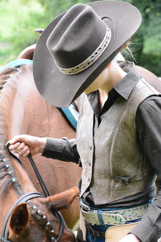 Echtleder- Weste- Reitweste in verschiedenen Farben frei konfigurierbar incl. Maßanfertigung.