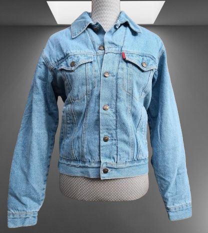 Jeansjacken gefüttert, super bequem und voll im Trend von Größe M bis 3XL. Vorher 79.- Euro, dann 49.- Euro. Jetzt: