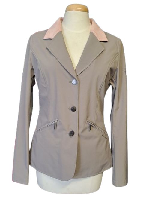 Nochmal - 35% für Turnier- Jacket für Damen von Horseware aus Softshell; unglaublich chic, leicht, bequem, atmungsaktiv und wasserabweisend!
