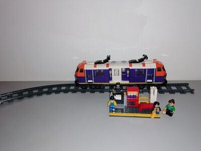 Train city creator type lego with minifigure, gare and rail