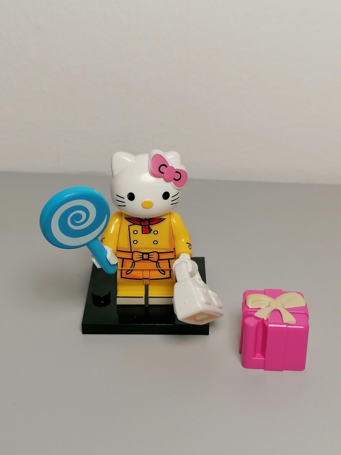 Hello kitty minifigure