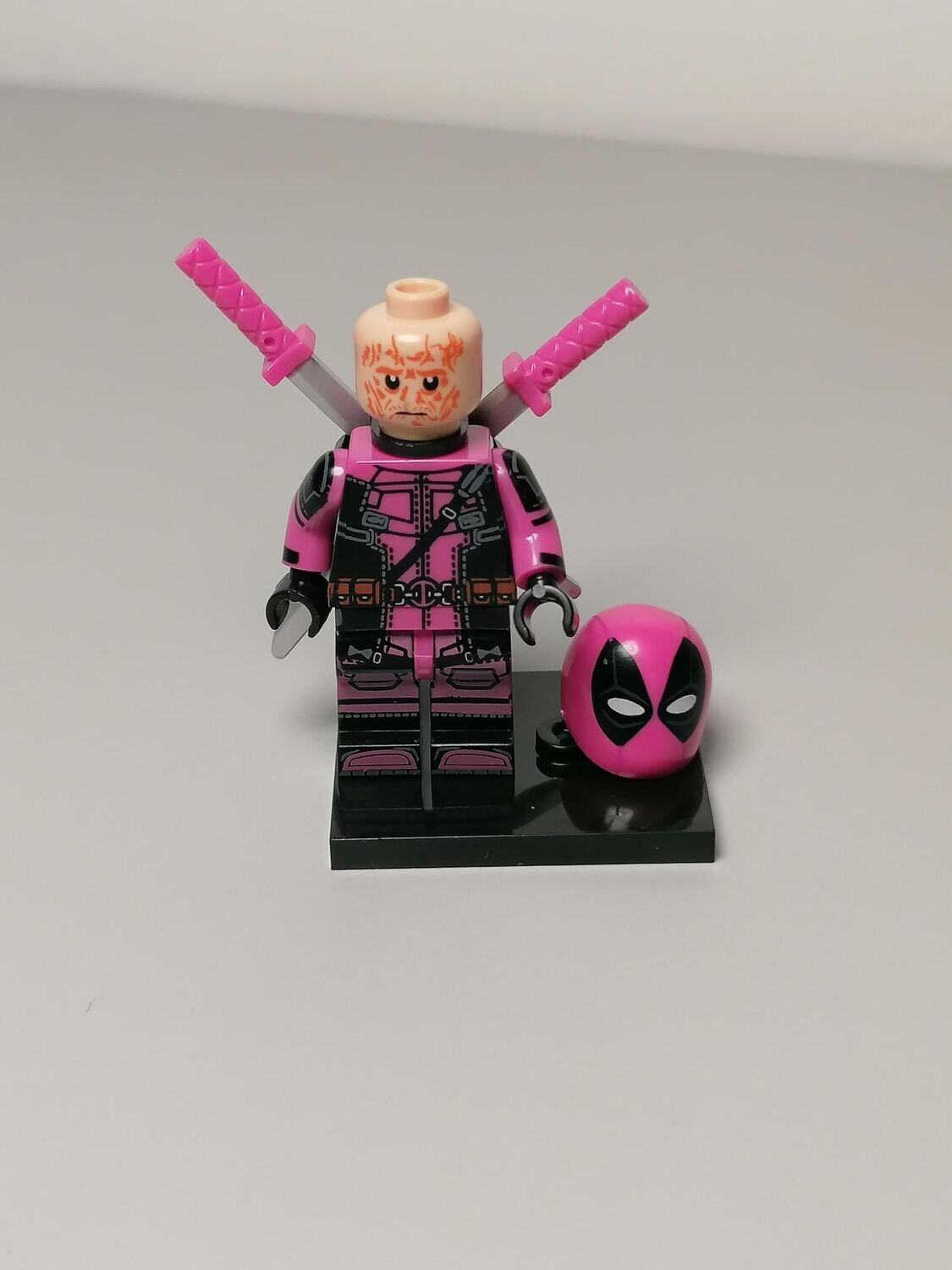Deadpool minifigure pink deluxe version
