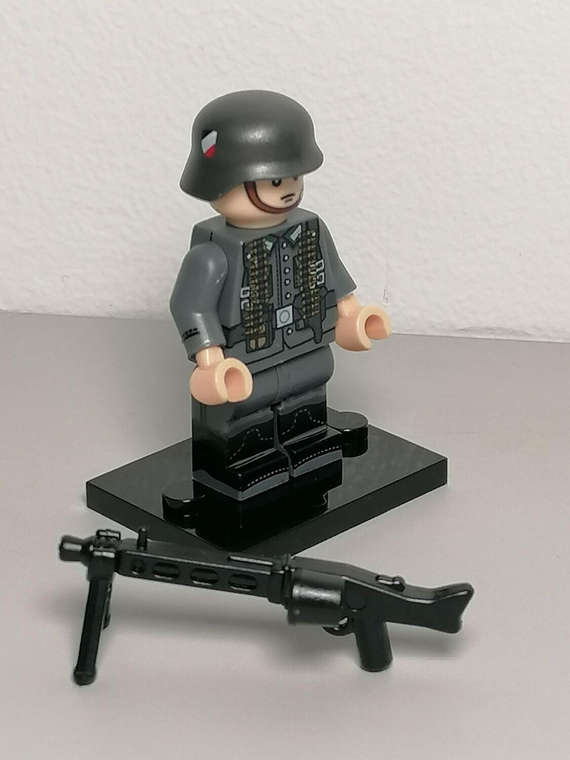 WW2 German Heer minifigure with MG machine gun