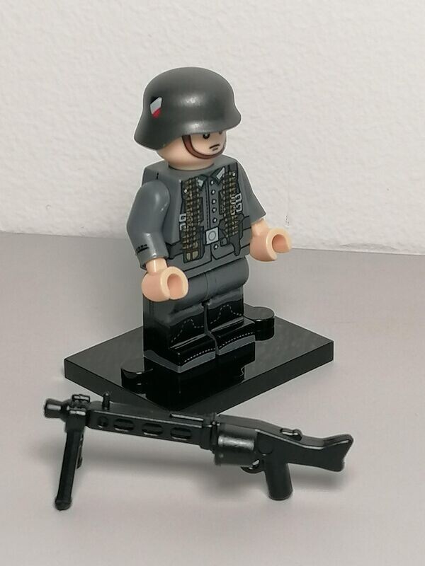 WW2 German Heer minifigure with MG machine gun