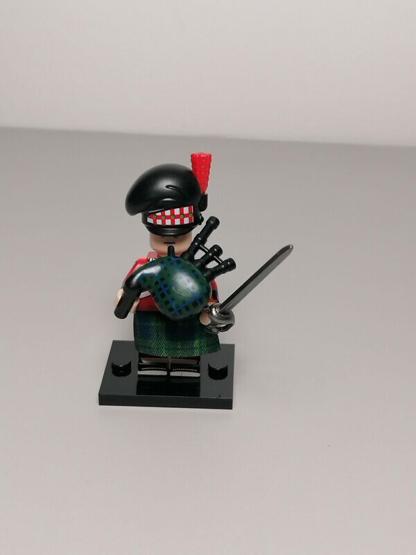 Highland infantry minifigure with  backpip
