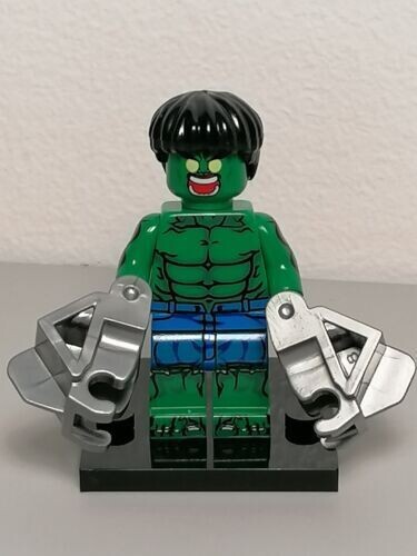 Hulk minifigure with mecanic hand
