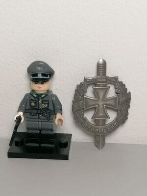 WW2 Deluxe Axis officer minifigure with military badge