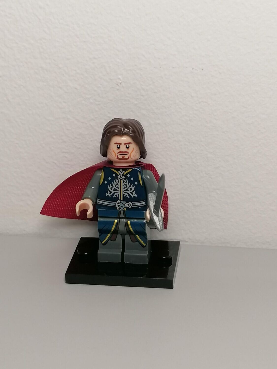 Gondor King minifigure from LOTR