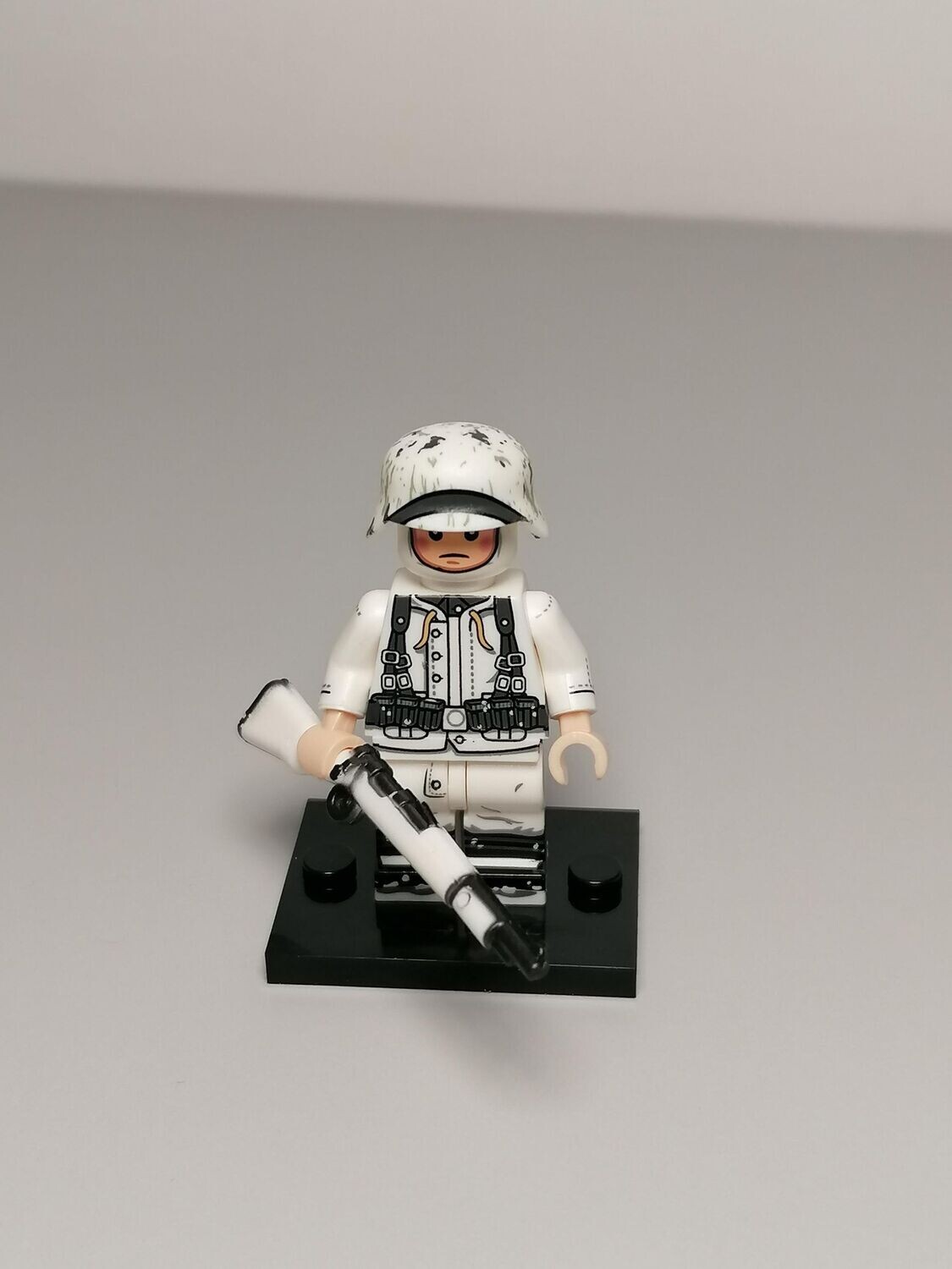 WW2 German Winter Soldier minifigures with K98