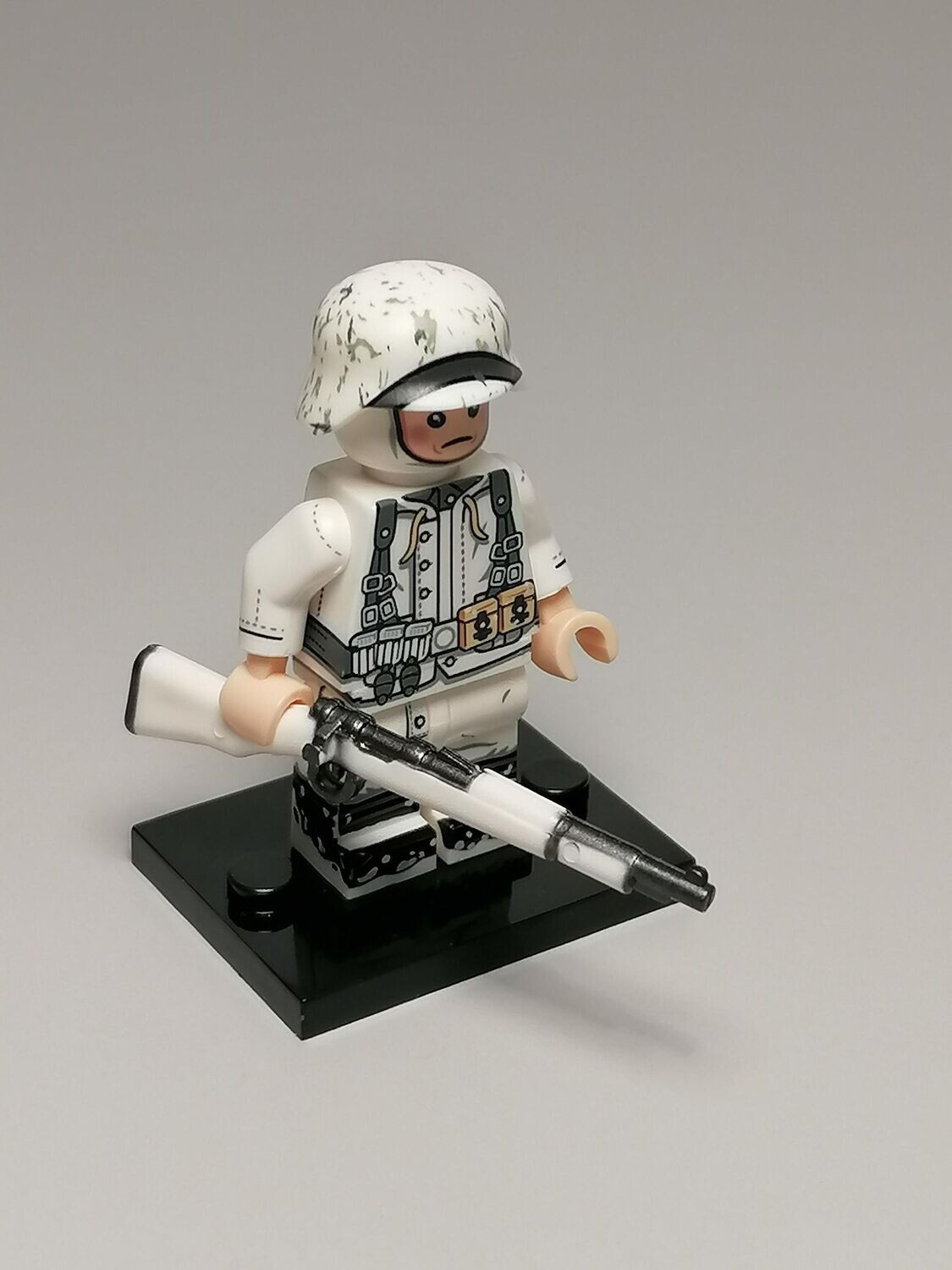 WW2 German Winter Soldier minifigures with K98