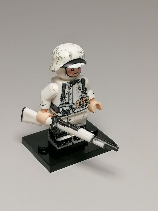 WW2 German Winter Soldier minifigures with K98