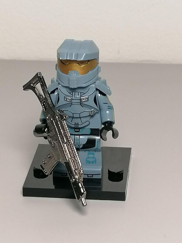 Halo minifigure with metal weapon