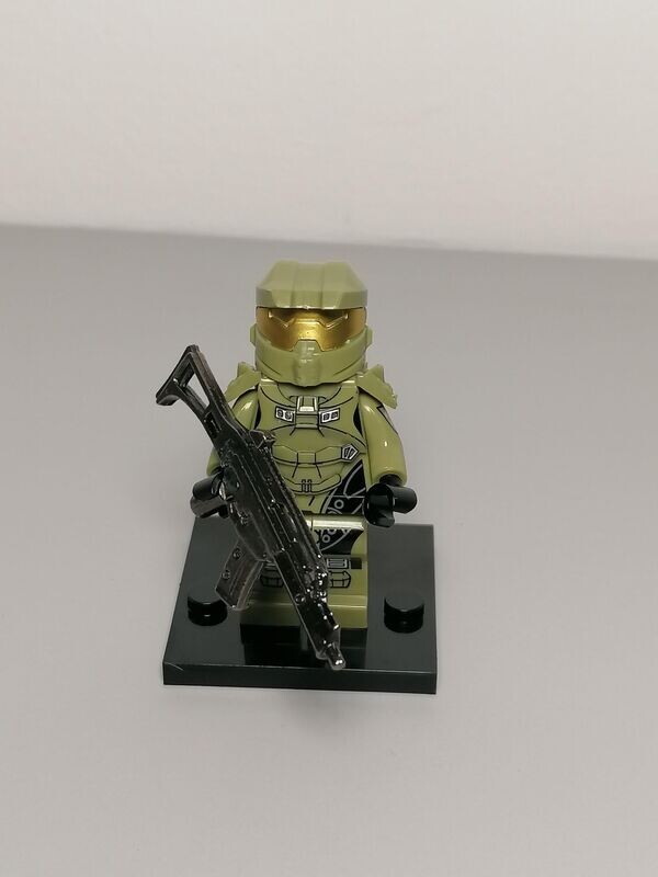 Halo minifigure with metal weapon
