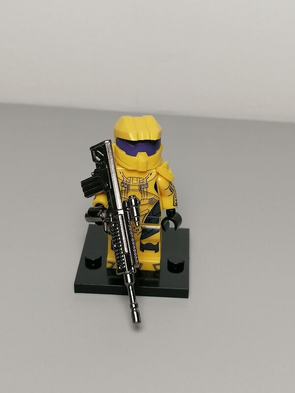Halo minifigure with metal weapon