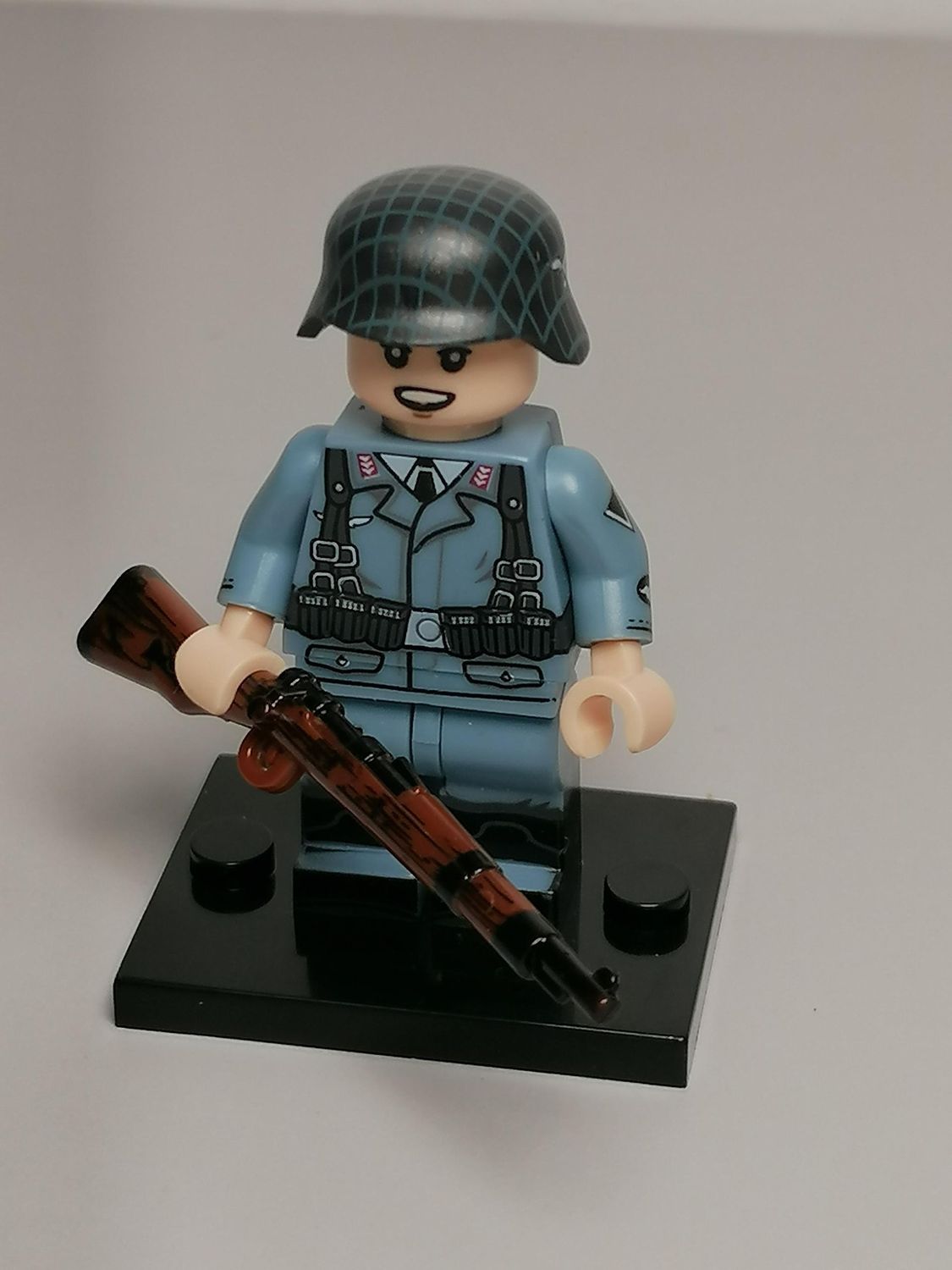 WW2 German Luftwaffe soldier minifigure