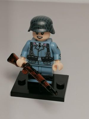 WW2 German Luftwaffe soldier minifigure