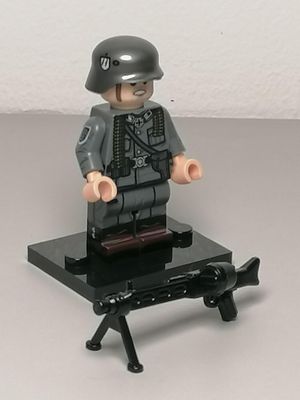 WW2 German elite soldier minifigure with MG