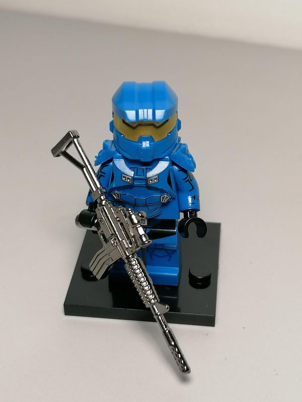 Halo minifigure with metal weapon