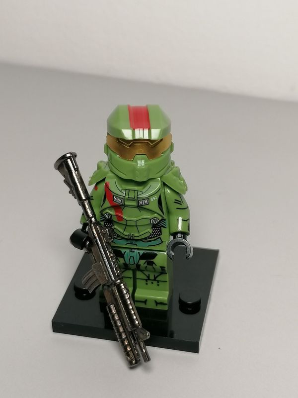 Halo minifigure with metal weapon