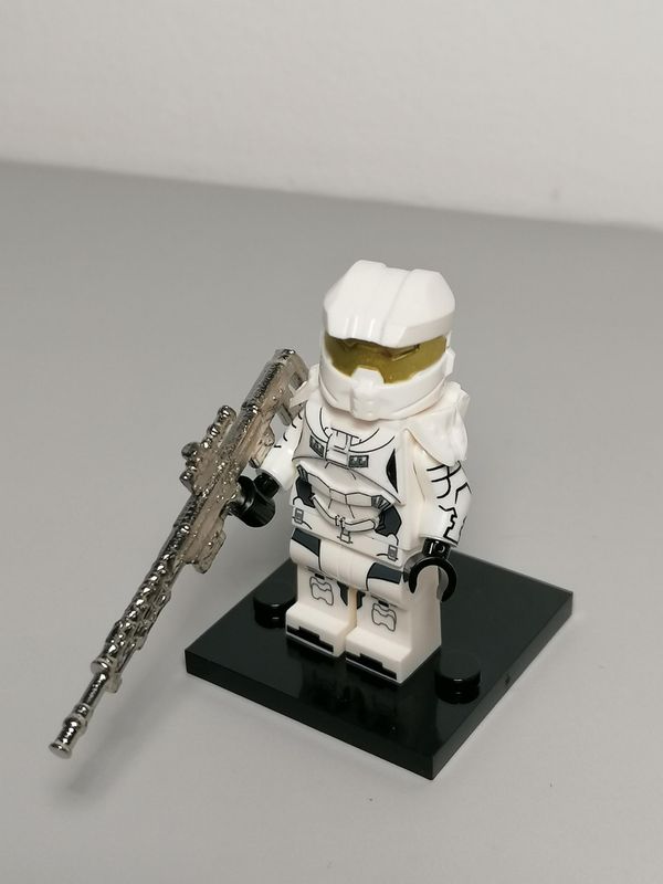 Halo minifigure with metal weapon