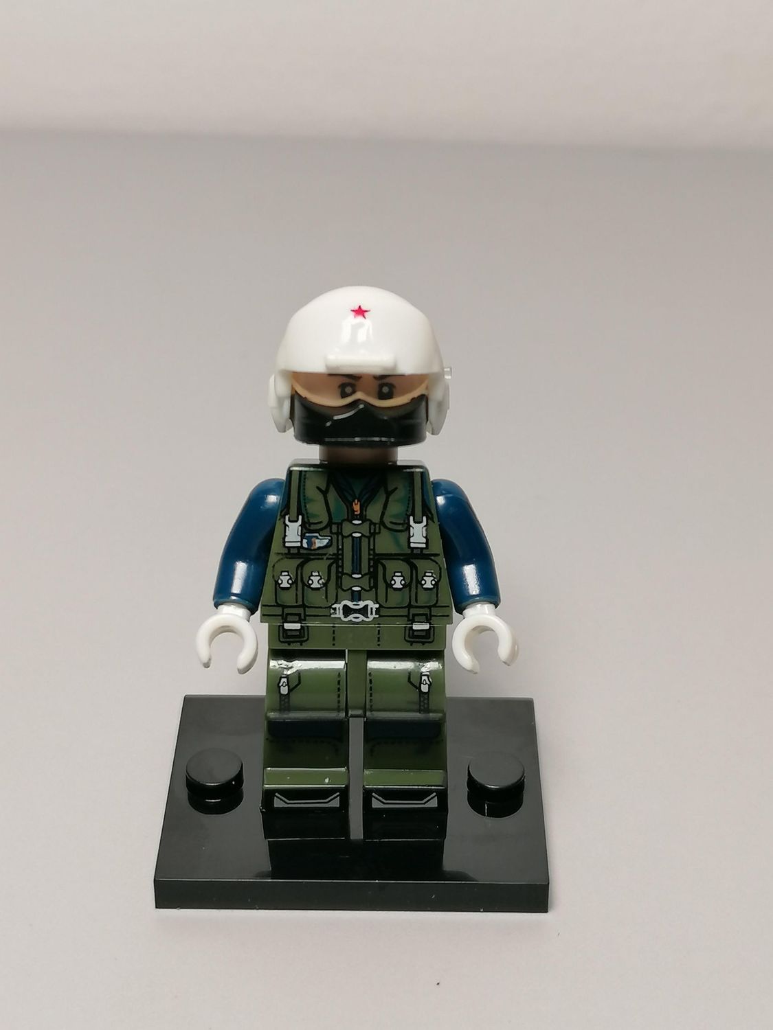 Military modern Russian Pilot minifigure