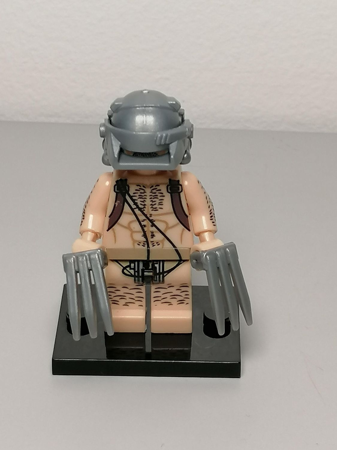 Wolverine minifigure laboratory version