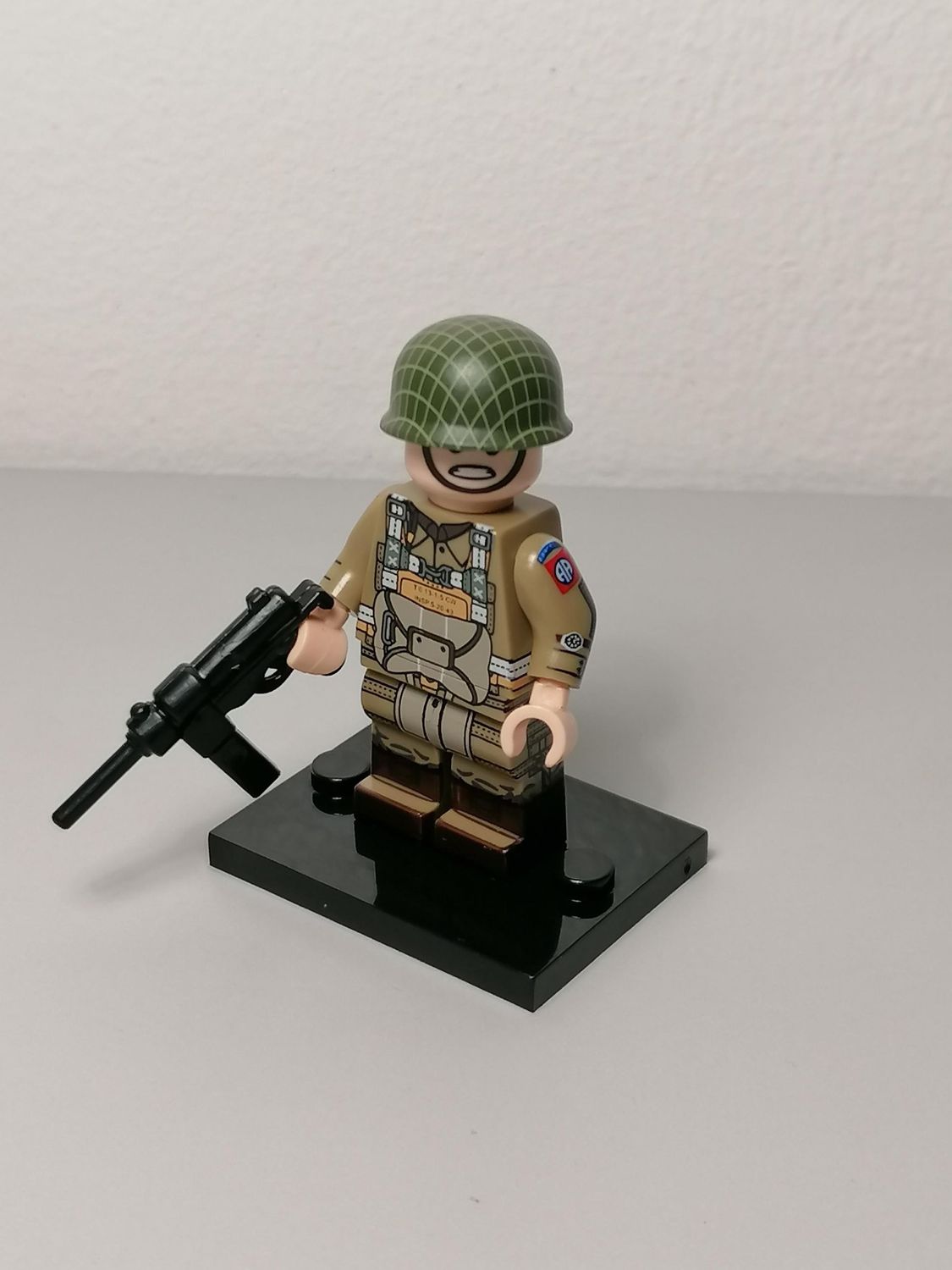WW2 US paratrooper soldier minifigure
