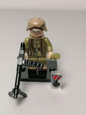 WW2 Afrika Korps soldier minifigure with MG