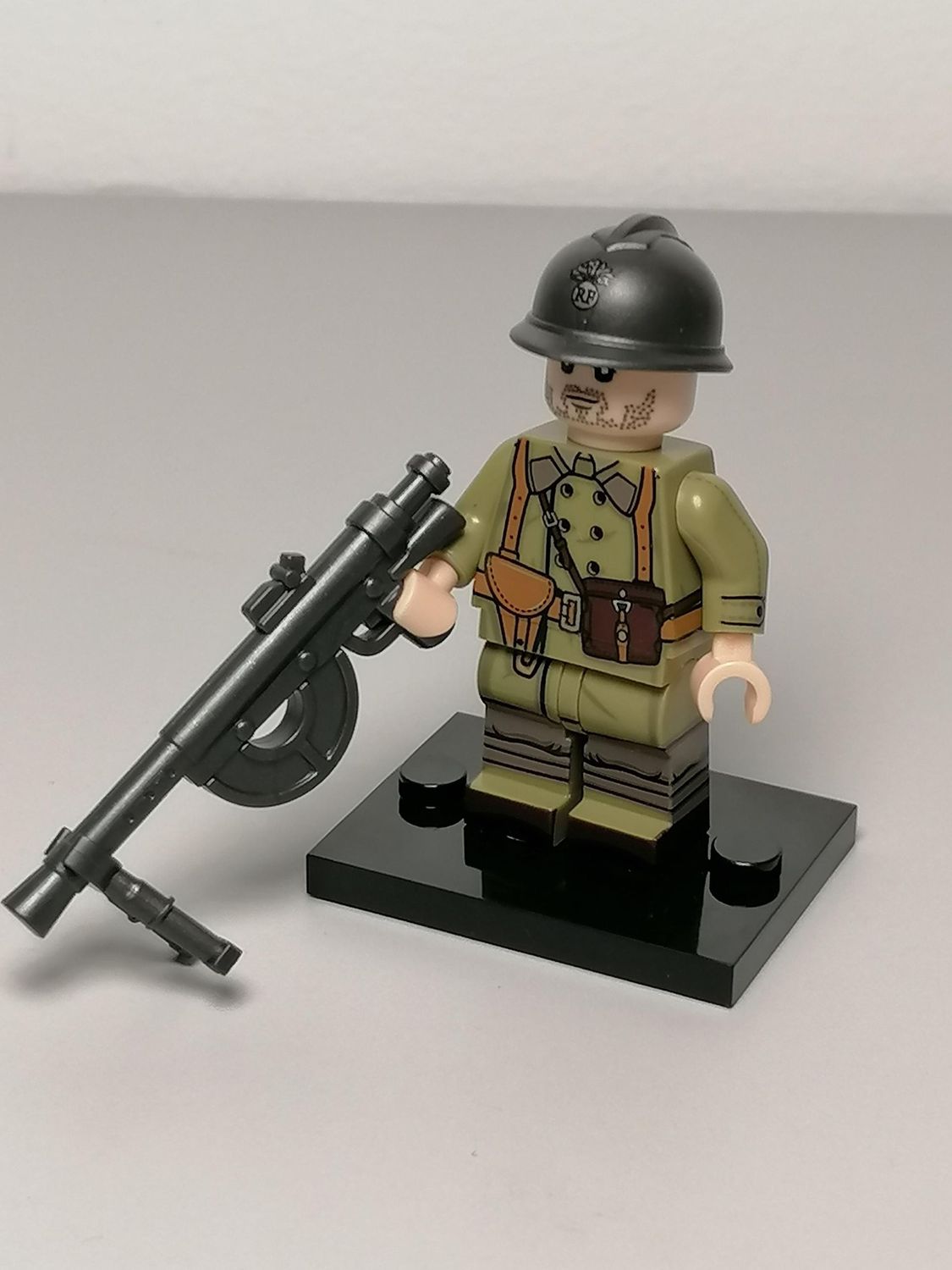 WW2 French soldier minifigure with machine gun