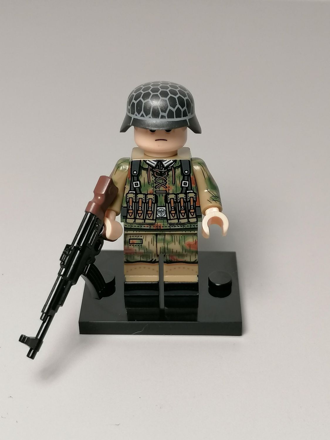 WW2 German heer soldier minifigure with STG44