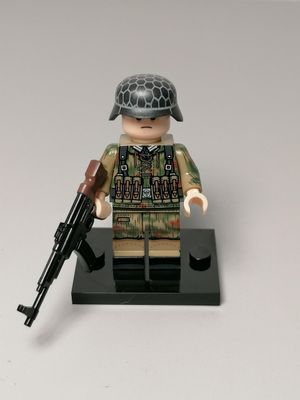 WW2 German heer soldier minifigure with STG44