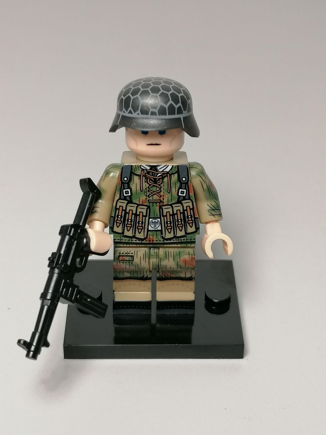 WW2 German heer soldier minifigure with MP40