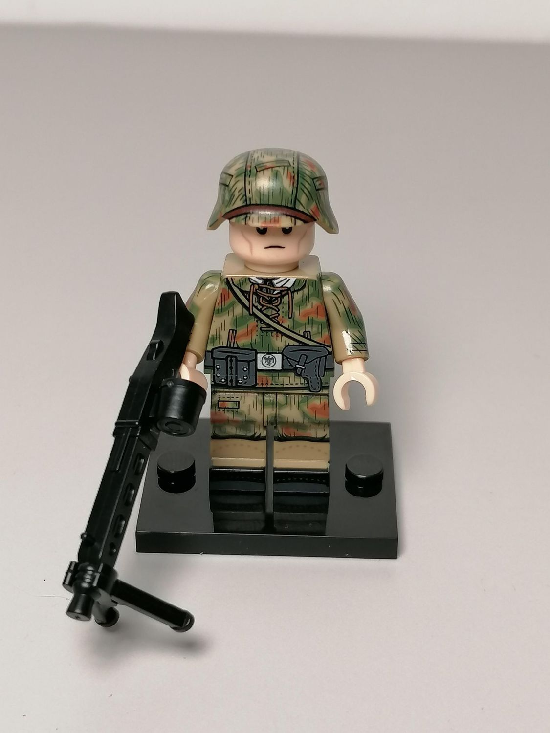 WW2 German heer soldier minifigure with MG