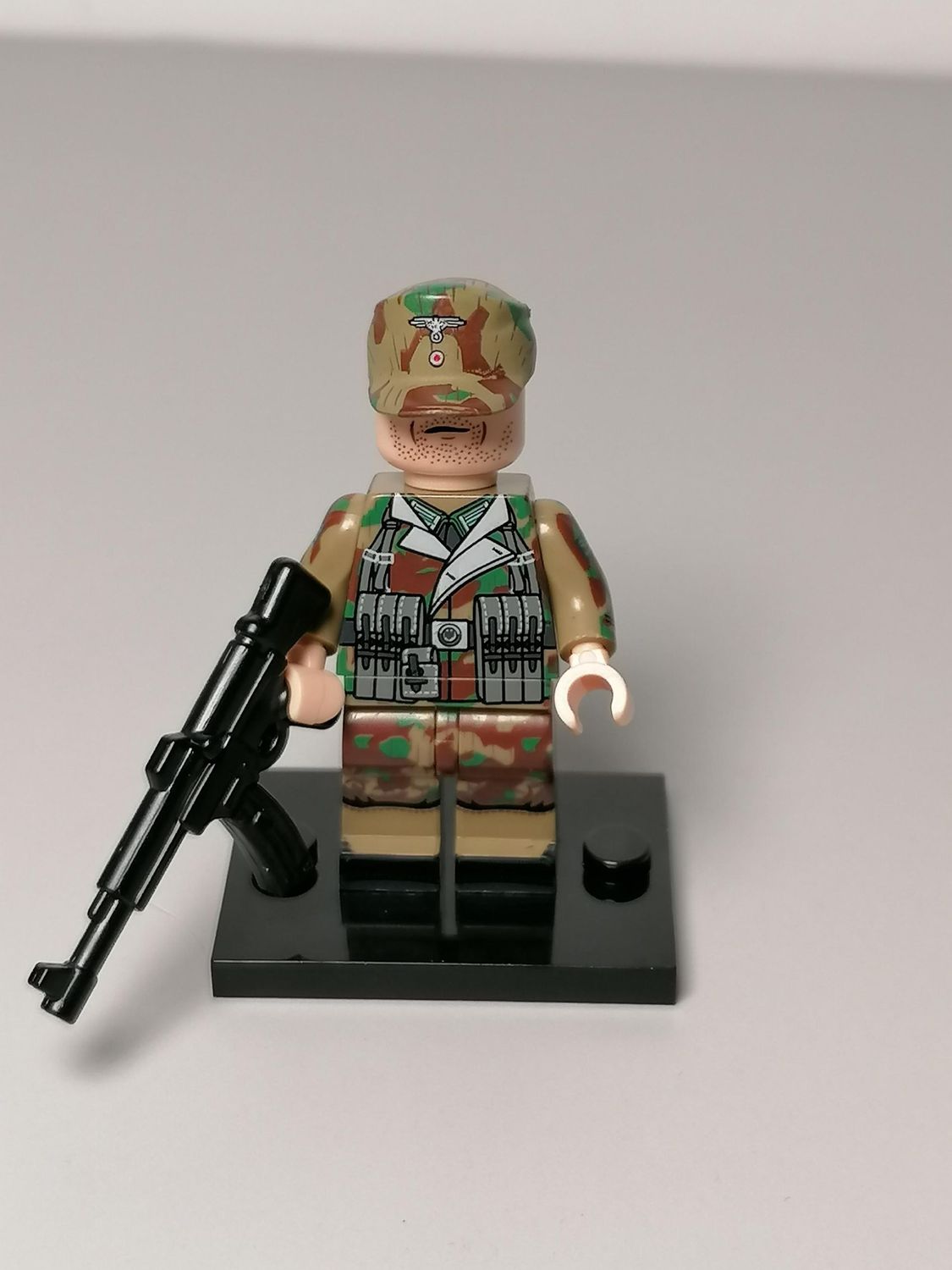WW2 German heer Lieutenant minifigure with STG44