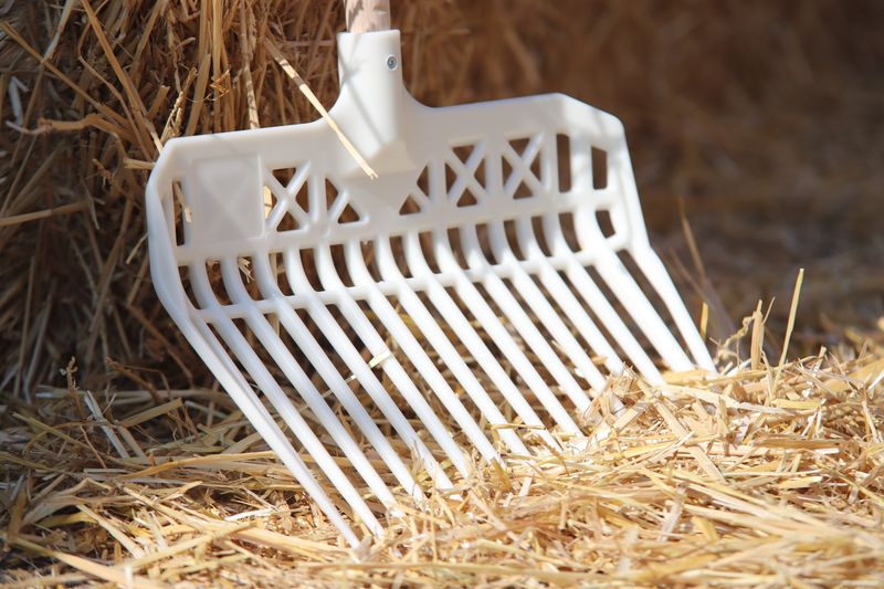Manure fork angled