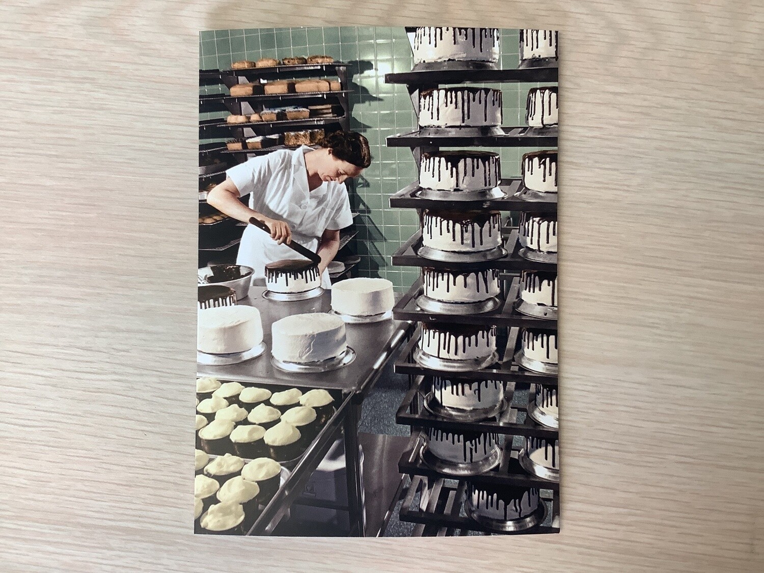 AVANTI AMERICA CARD WOMAN CAKE BAKER BIRTHDAY