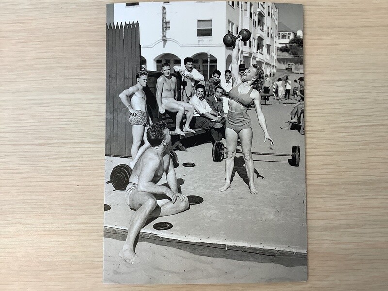 AVANTI AMERICA WOMAN BODY BUILDER FRIENDSHIP CARD