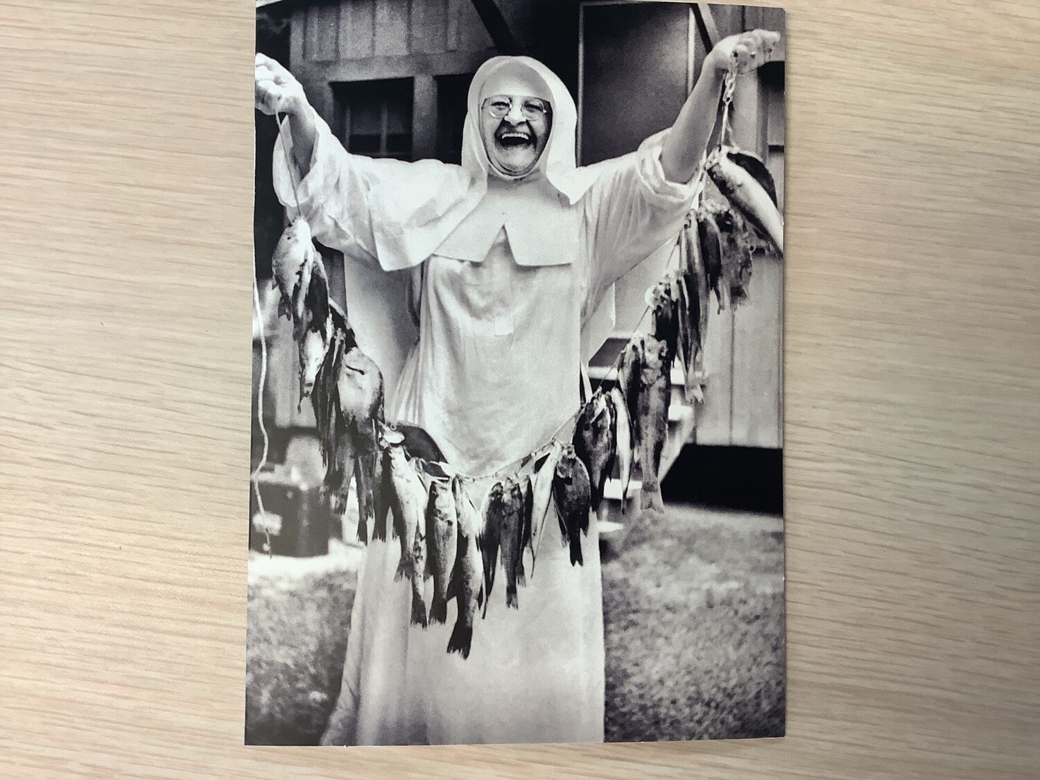 AVANTI AMERICA NUN WITH STRING OF FISH BIRTHDAY CARD