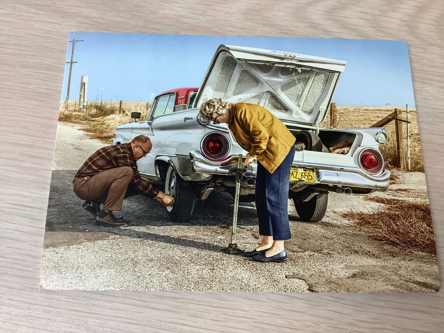 AVANTI AMERICA COUPLE CHANGING CAR TIRE ANNIVERSARY CARD